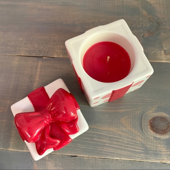 Red and White Gift Box Cinnamon Pear Candle - Picture 2 of 7